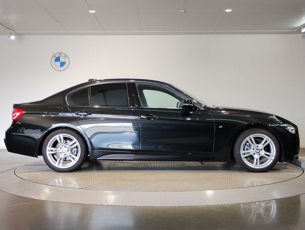 320I SEDAN RHD