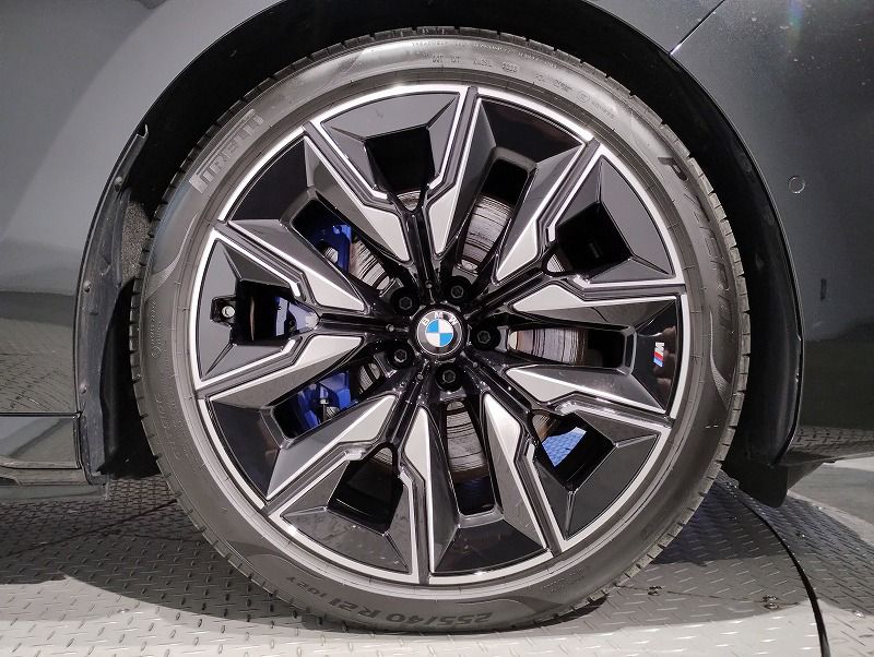 BMW i7 M70 xDrive Sedan RHD