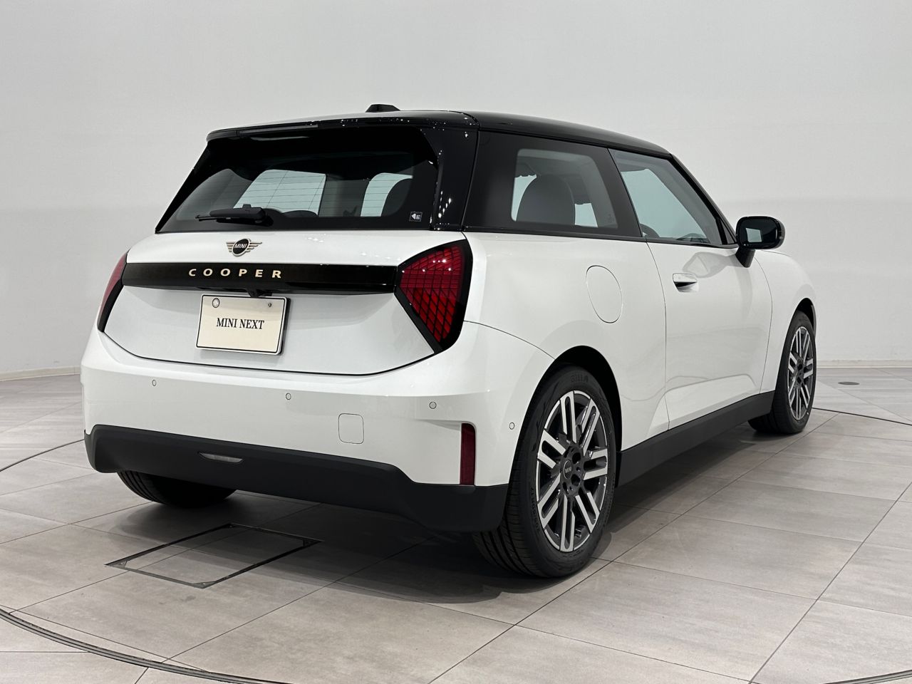 J01 MINI Cooper E
