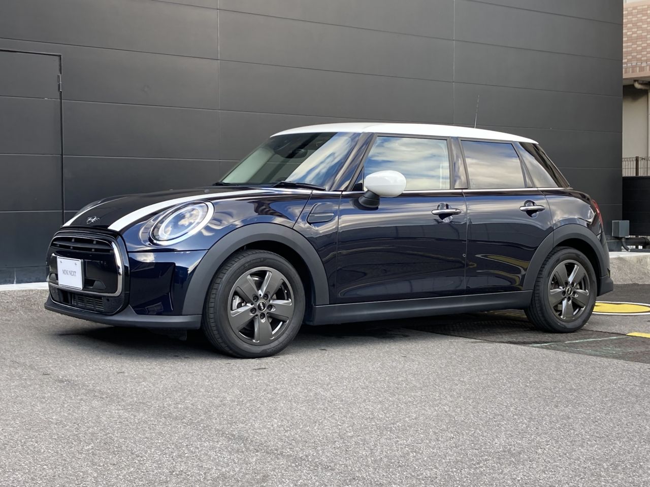 THE NEW MINI COOPER 5 DOOR.