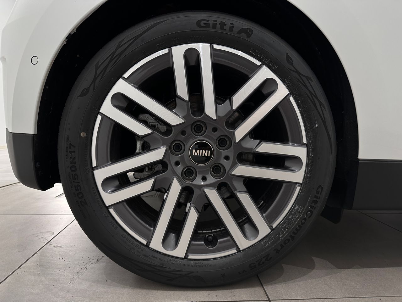 J01 MINI Cooper E