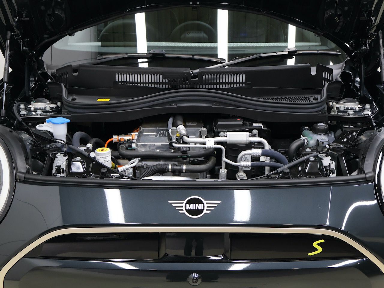 J01 MINI Cooper SE