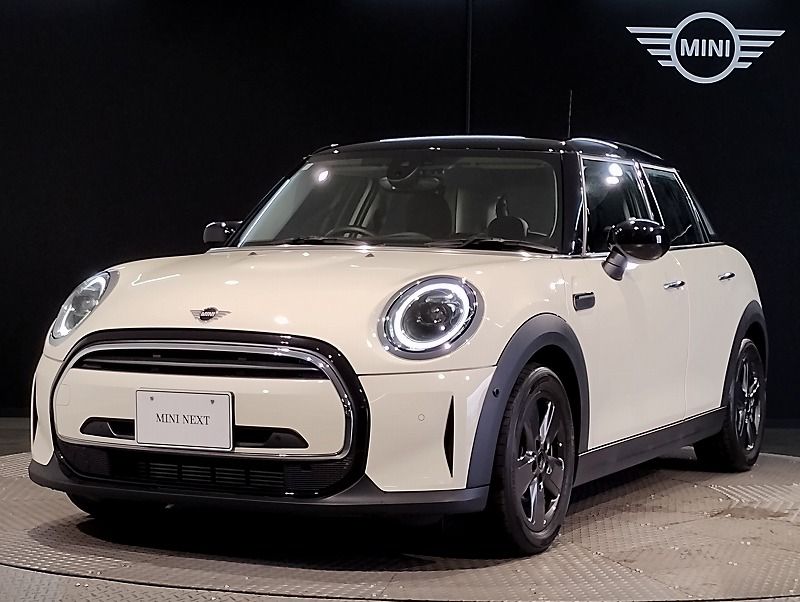 THE NEW MINI COOPER 5 DOOR.