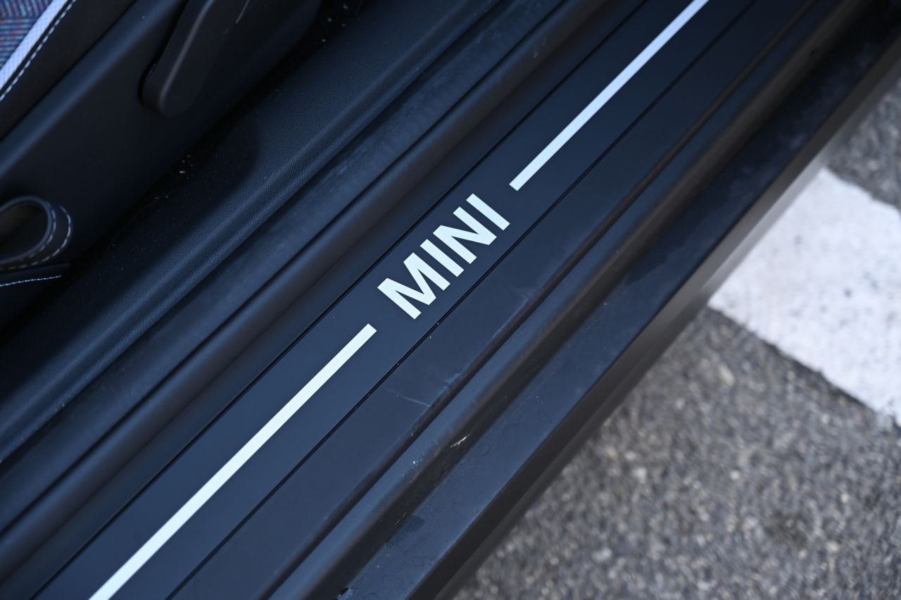 J01 MINI Cooper E