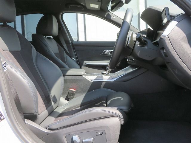 G20 320d xDrive RHD Saloon