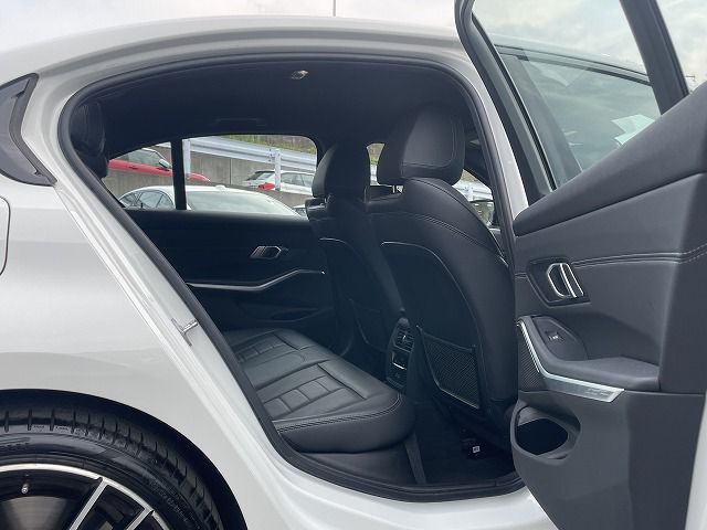 G20 330e Saloon RHD
