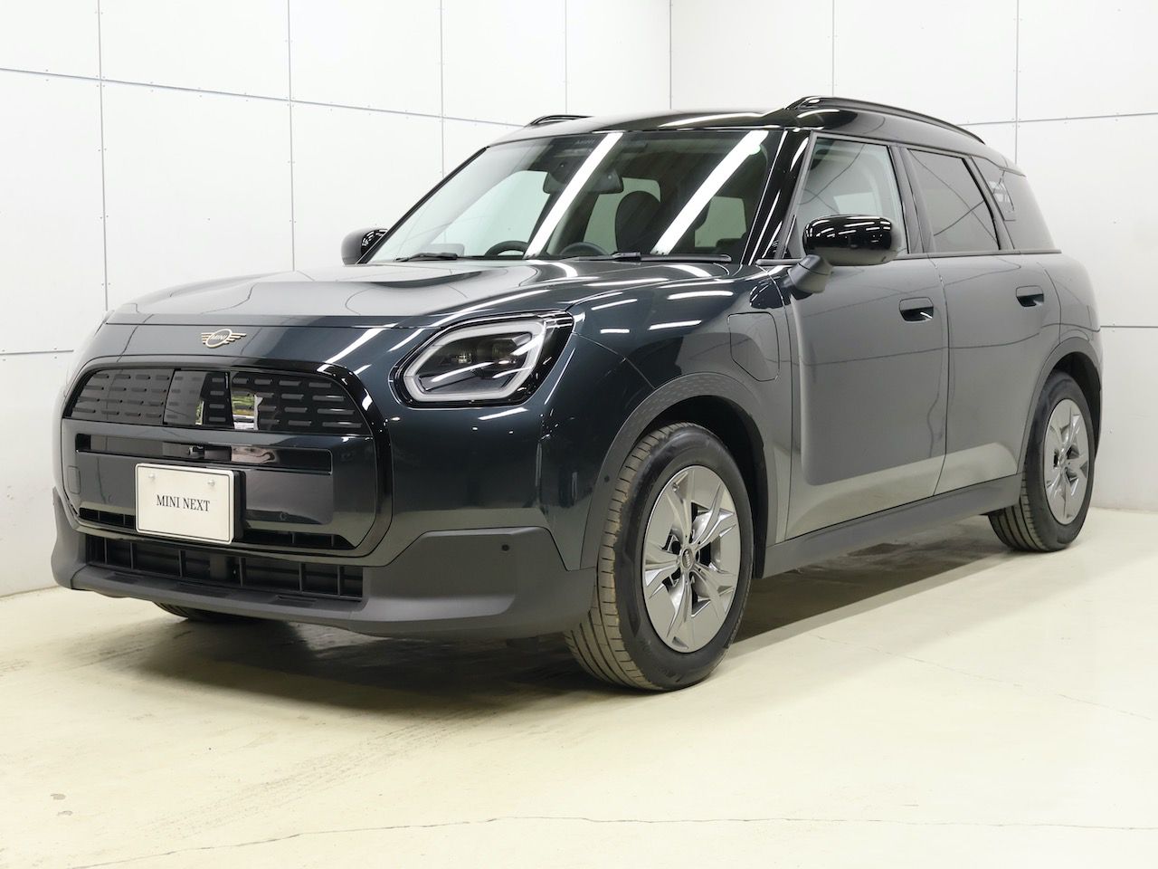 THE NEW ALL-ELECTRIC MINI COUNTRYMAN E