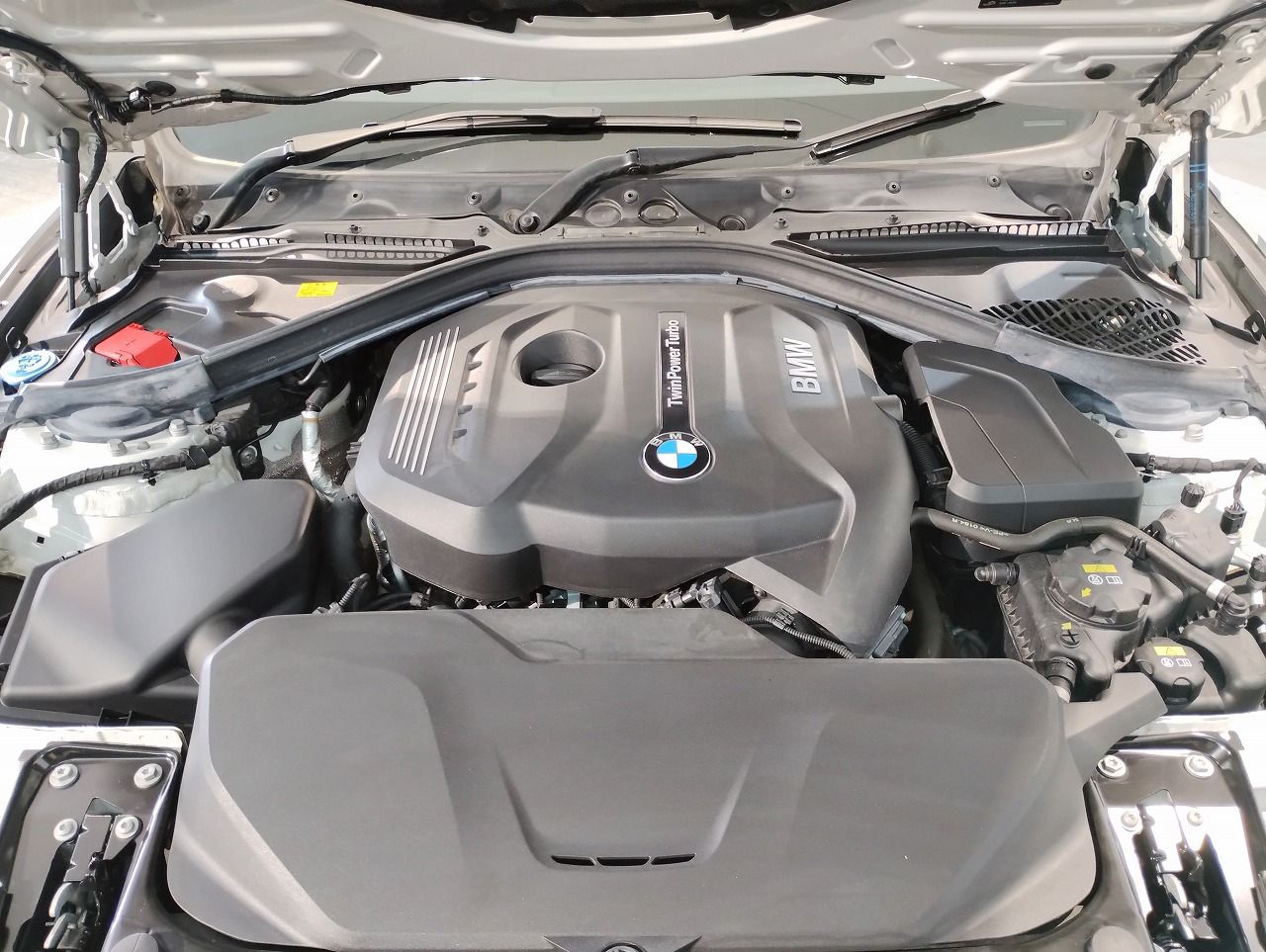 320I SEDAN RHD
