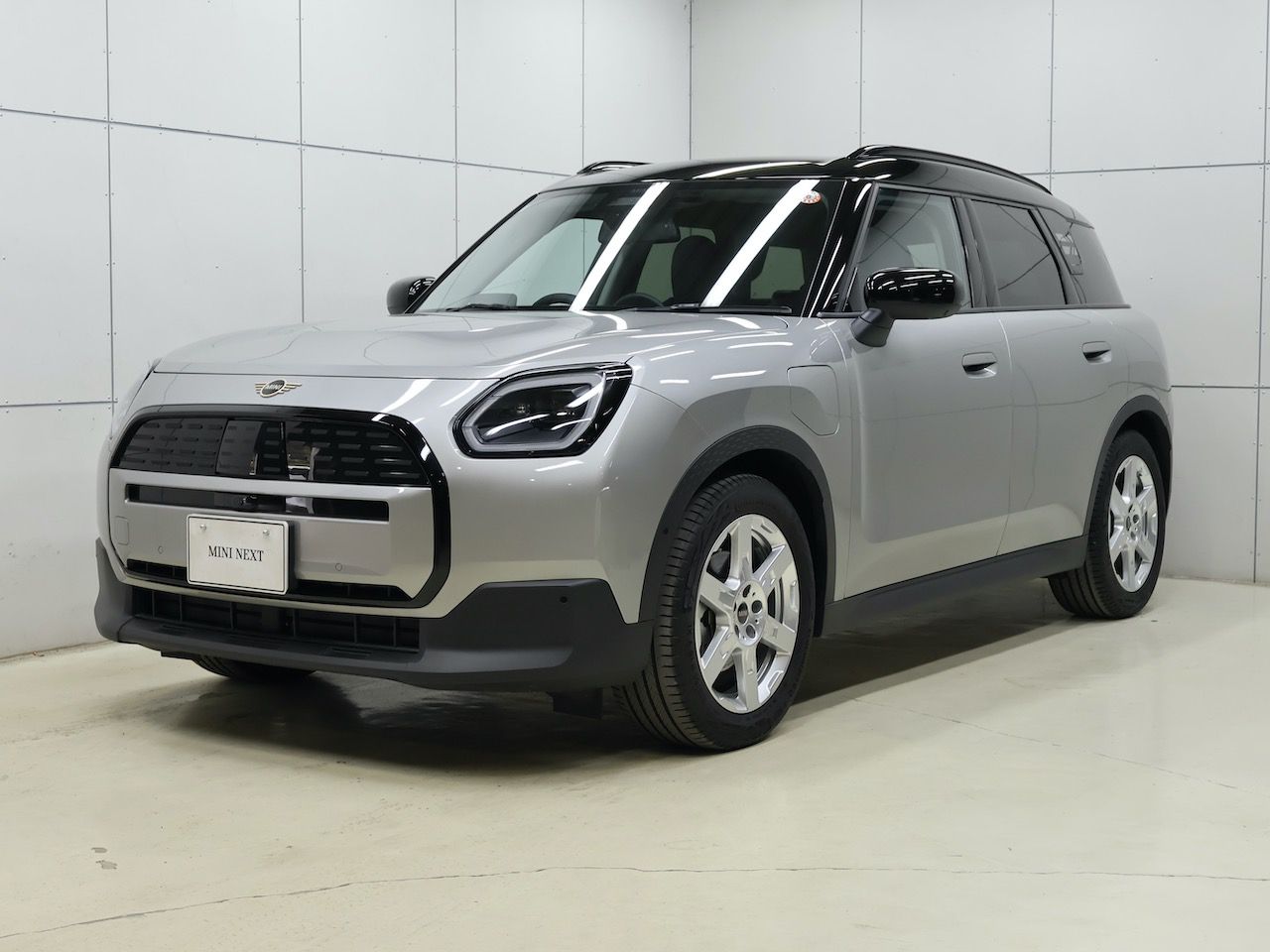 THE NEW ALL-ELECTRIC MINI COUNTRYMAN E