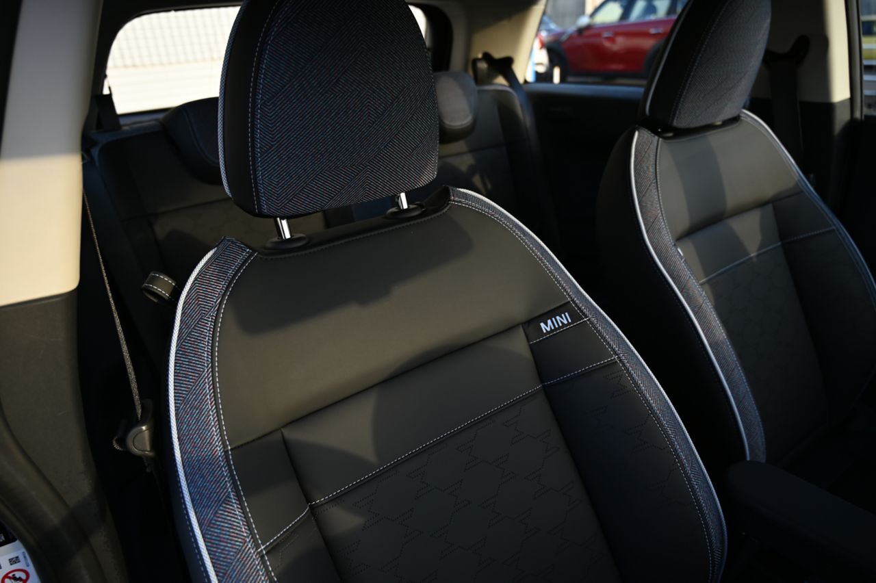J01 MINI Cooper E