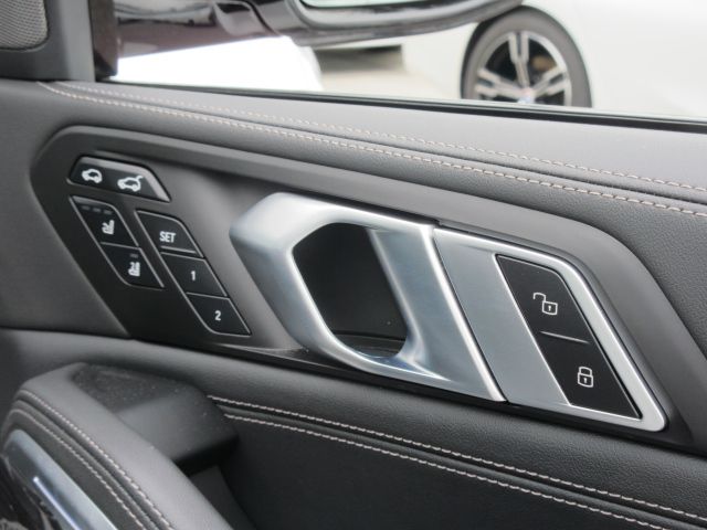X6 M60i xDrive RHD