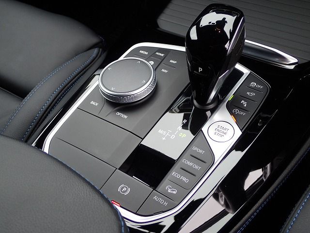 G02 X4 M40i RHD LCI