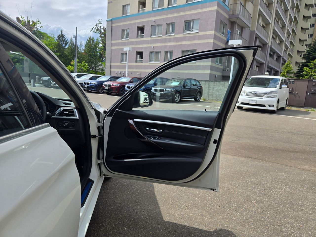 320I XDRIVE SEDAN RHD