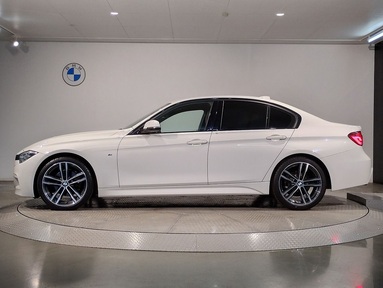 320I SEDAN RHD