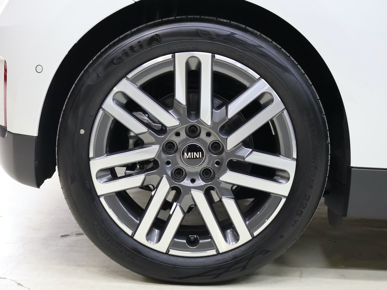 J01 MINI Cooper E
