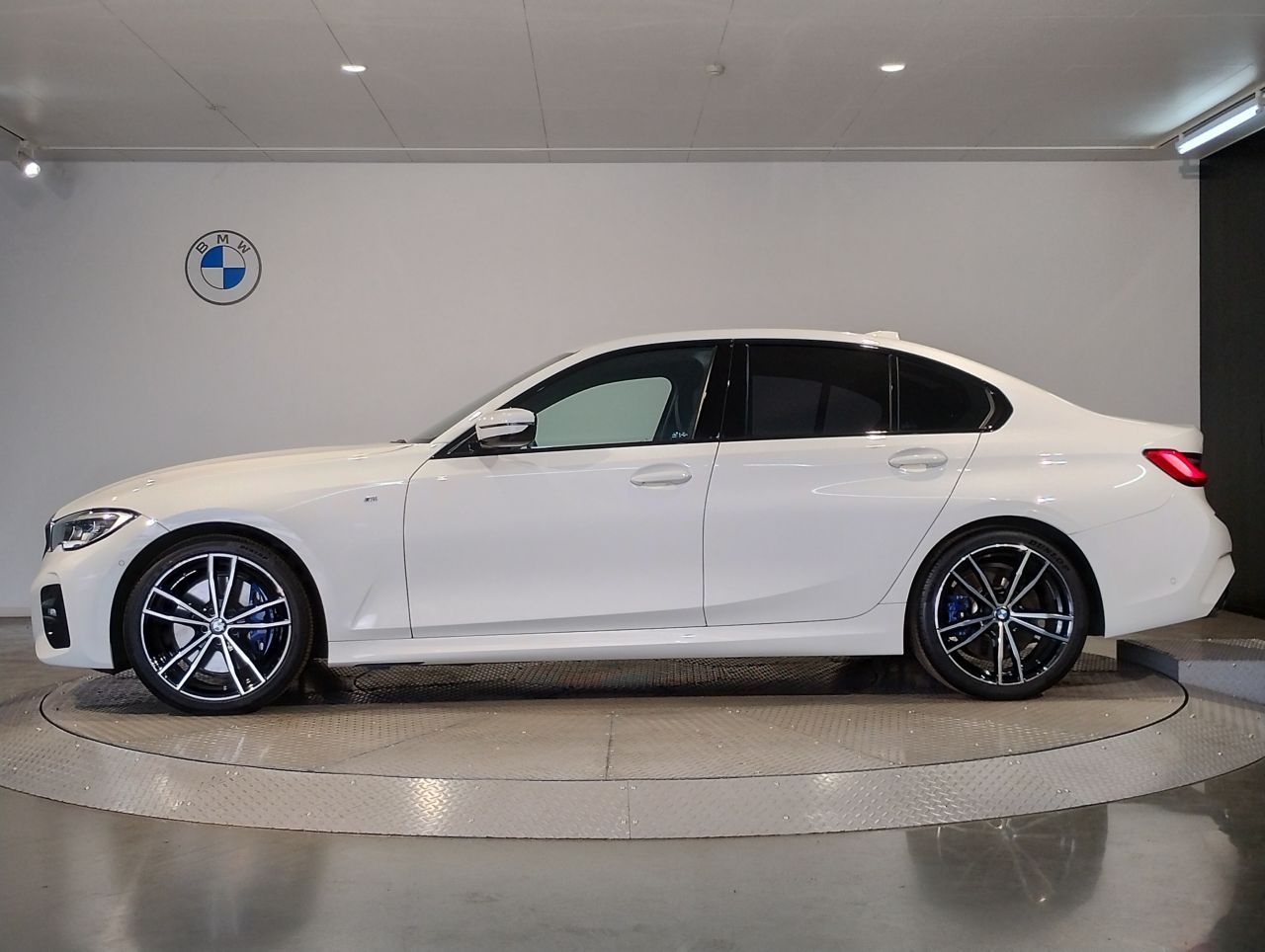 G20 320d xDrive RHD Saloon