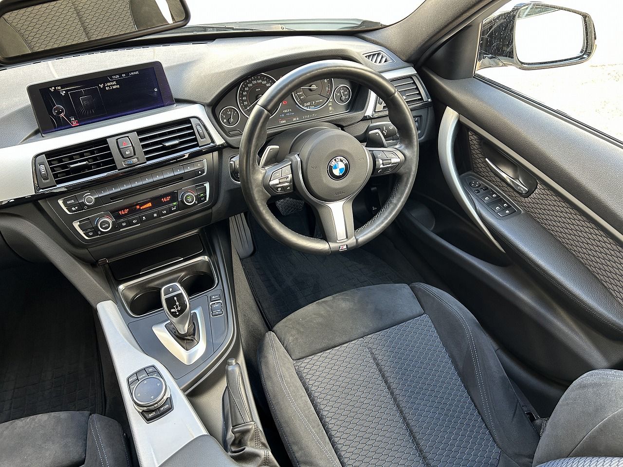320I SEDAN RHD