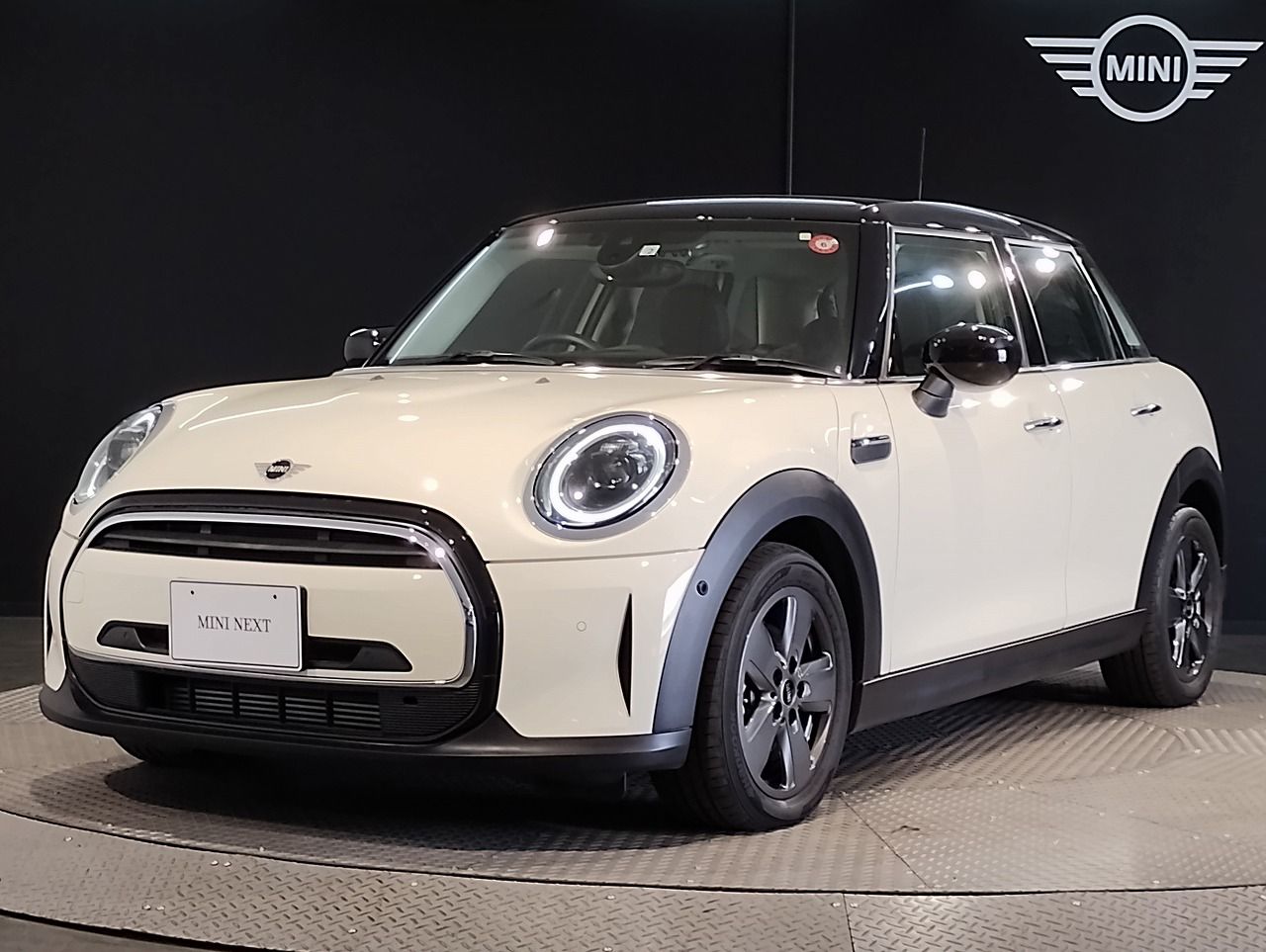 THE NEW MINI COOPER 5 DOOR.