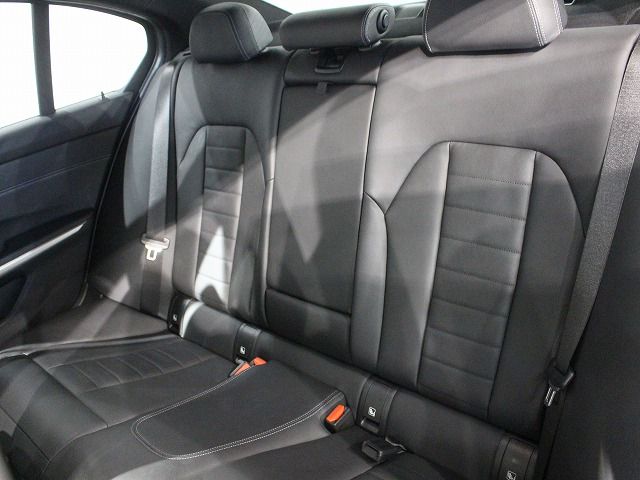320i Sedan RHD