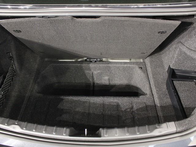 318I SEDAN RHD