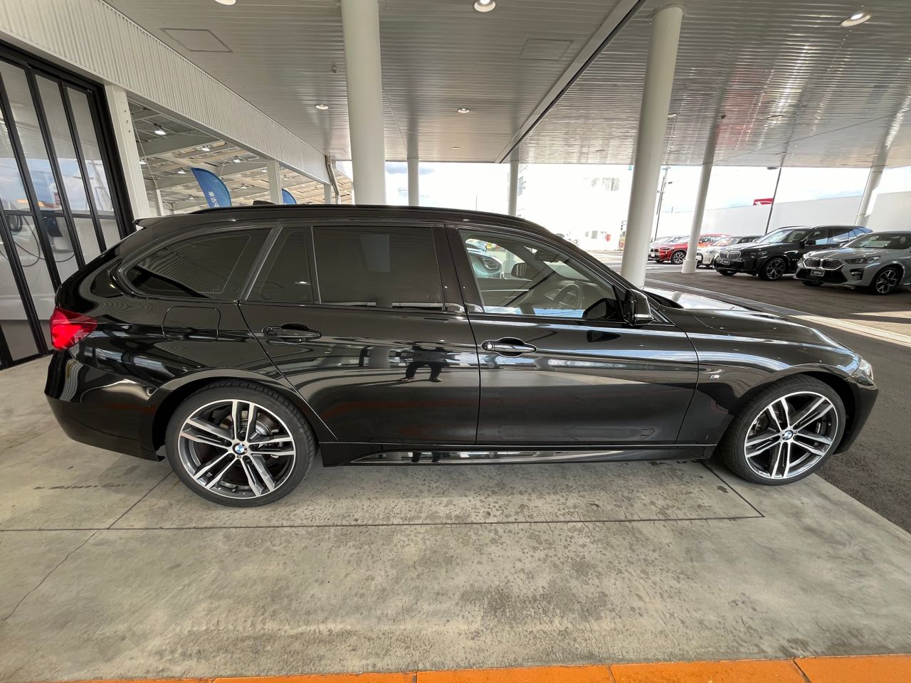 320I XDRIVE TOURING RHD