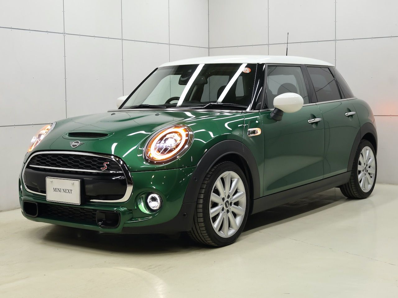 MINI COOPER S 5 DOOR.