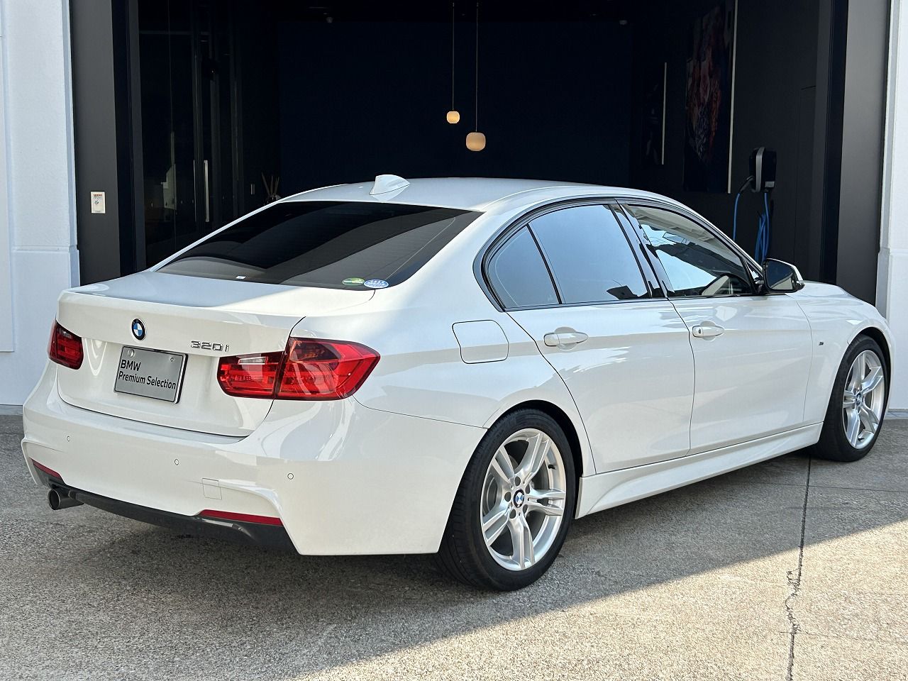 320I SEDAN RHD