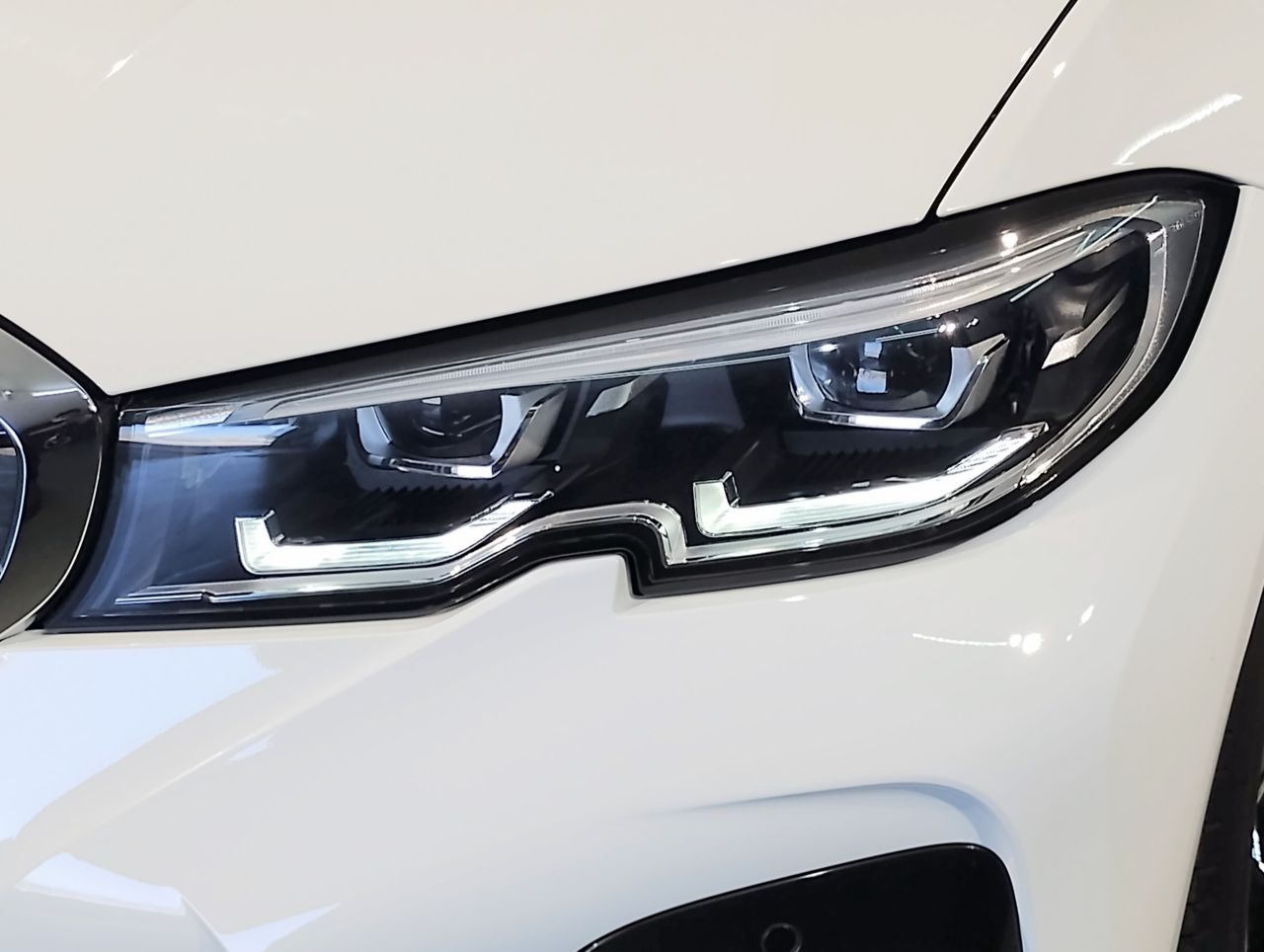 320i Sedan RHD