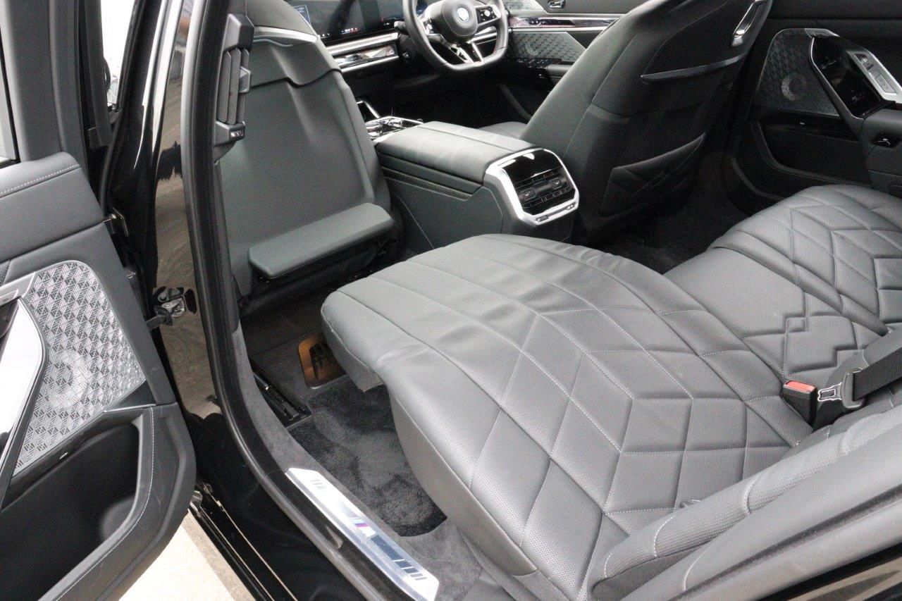 BMW i7 M70 xDrive Sedan RHD