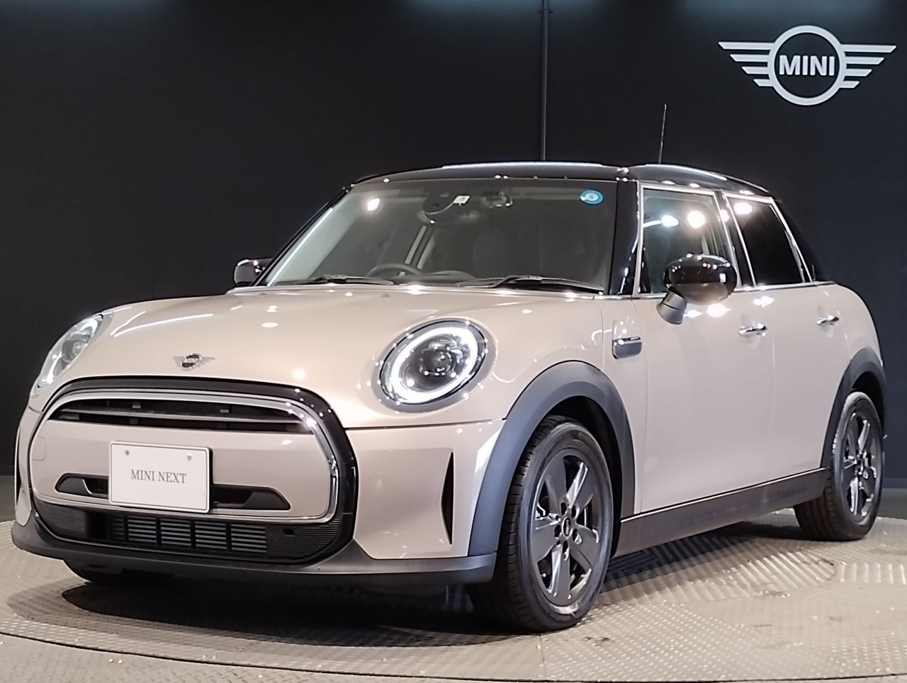 THE NEW MINI COOPER D 5 DOOR.