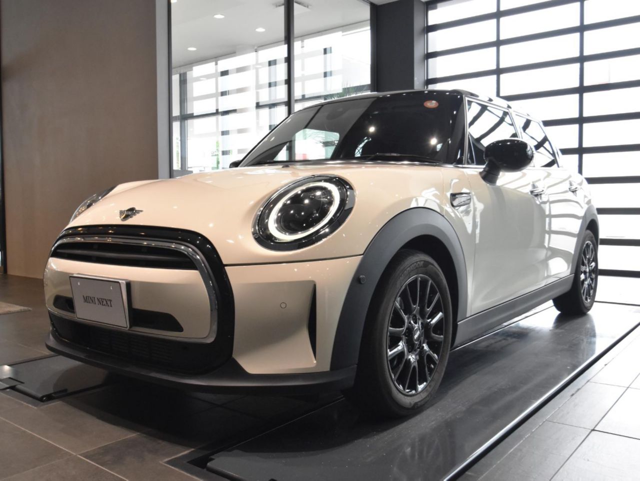 THE NEW MINI COOPER 5 DOOR.