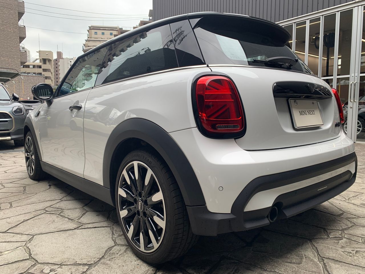 MINI COOPER 3 DOOR CAMDEN EDITION.