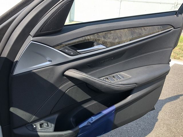530e Sedan RHD