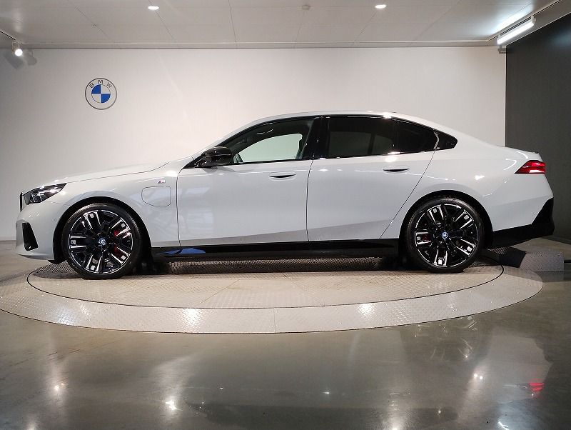 BMW i5 M60 xDrive Sedan RHD