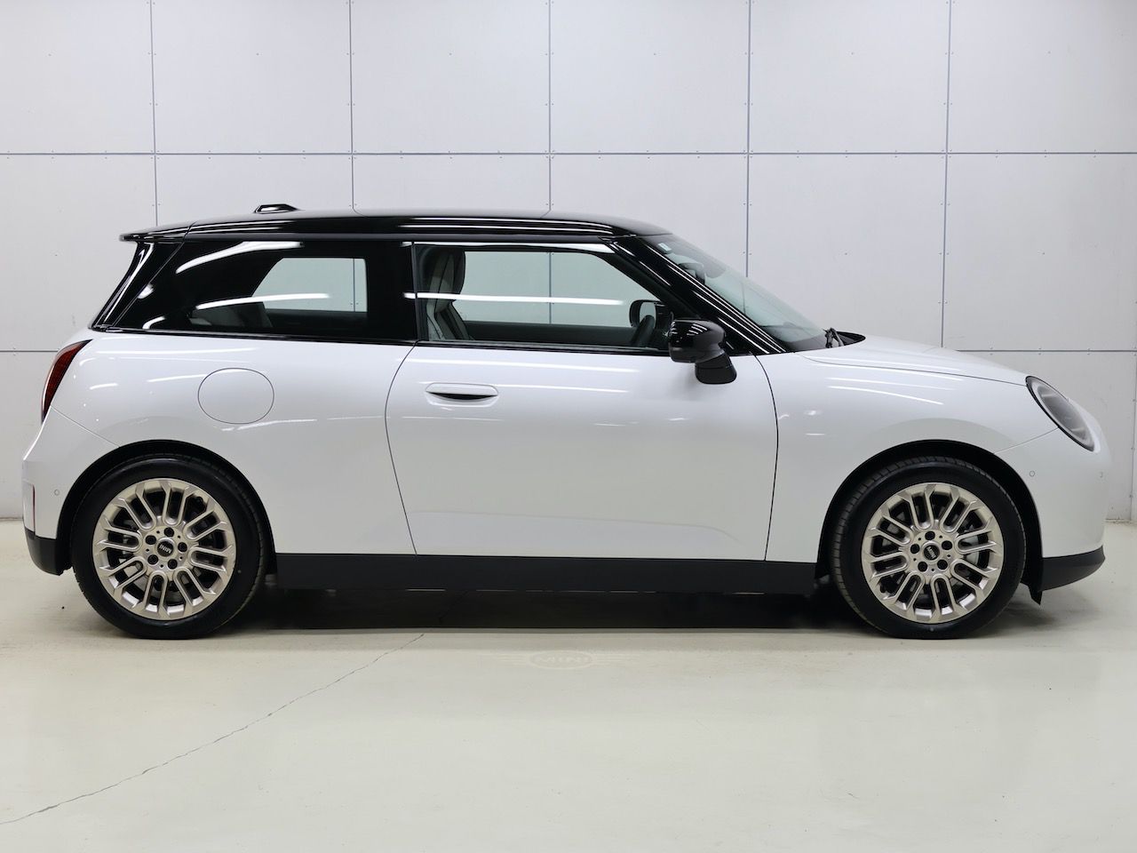 J01 MINI Cooper SE