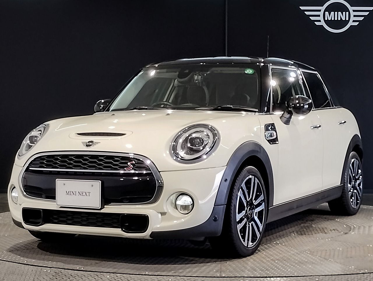 THE NEW MINI COOPER S 5 DOOR.