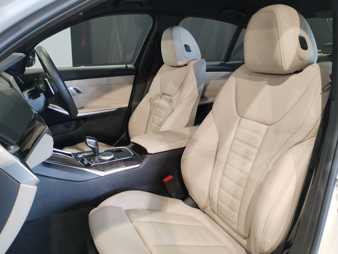 G20 330e Saloon RHD