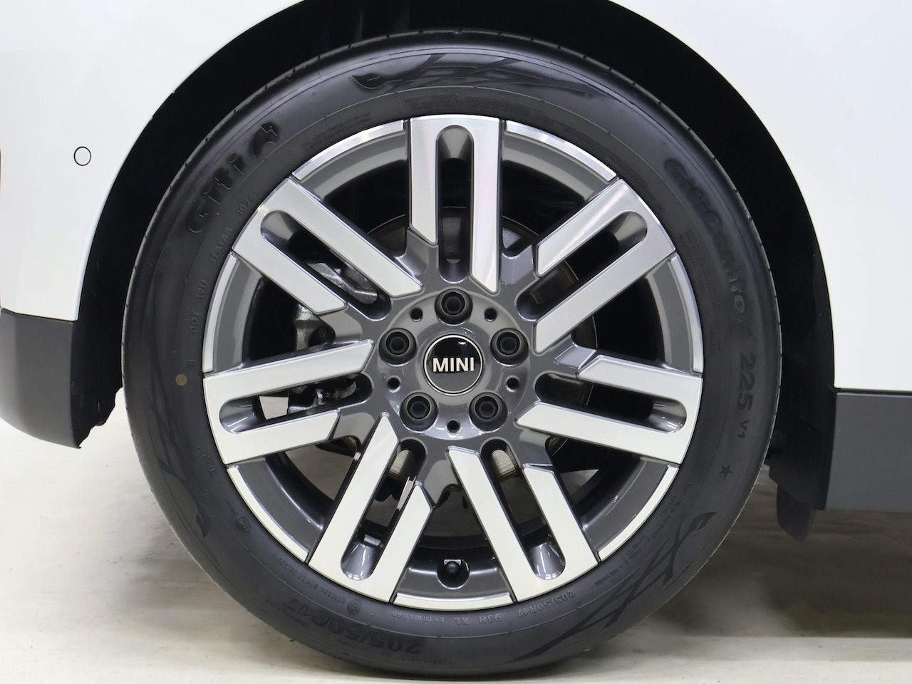 J01 MINI Cooper E