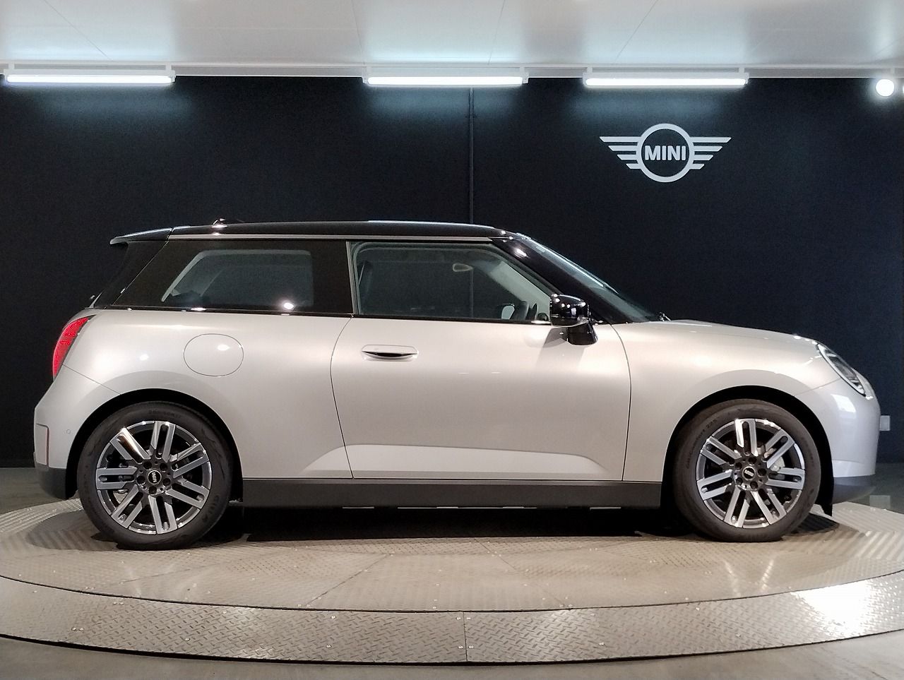 J01 MINI Cooper E