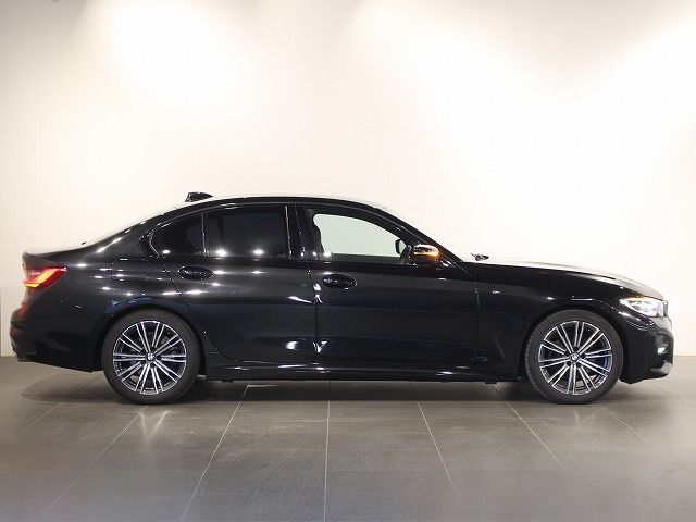 320i Sedan RHD