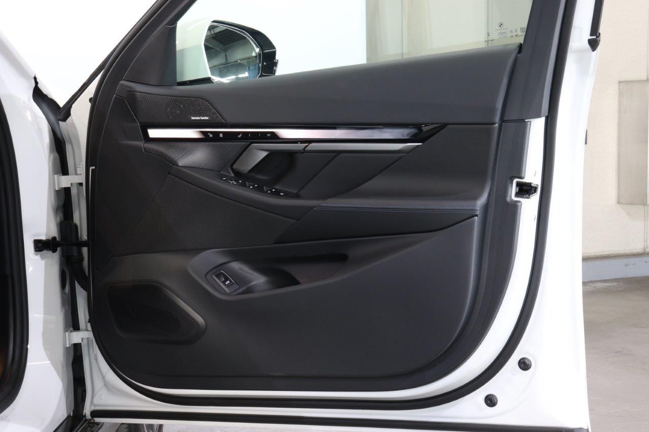 BMW i5 eDrive40 Sedan RHD