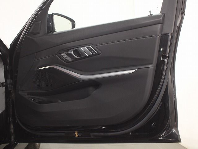 320i Sedan RHD