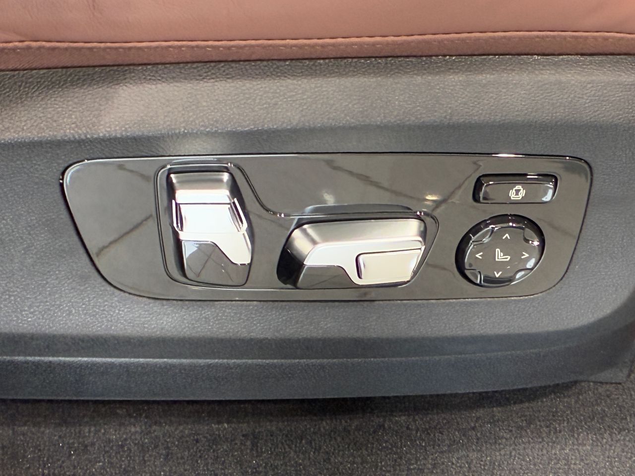 X7 xDrive40d RHD US