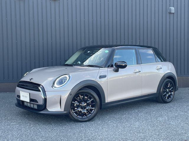 THE NEW MINI COOPER 5 DOOR.