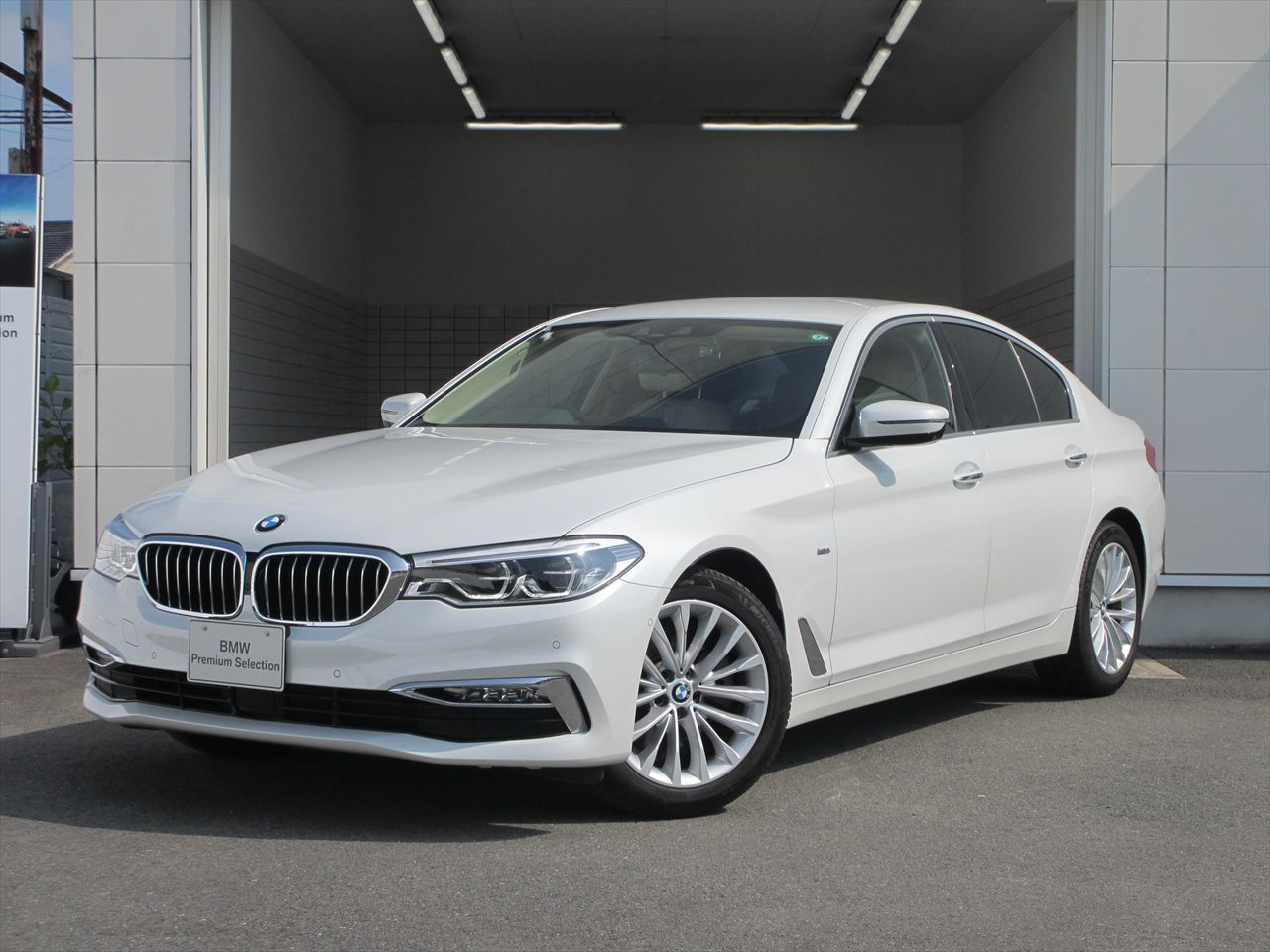 523i Luxury