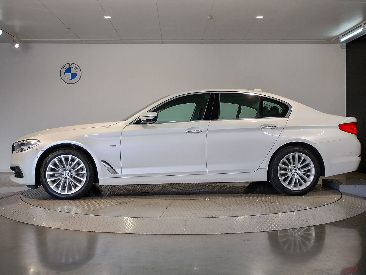 523I