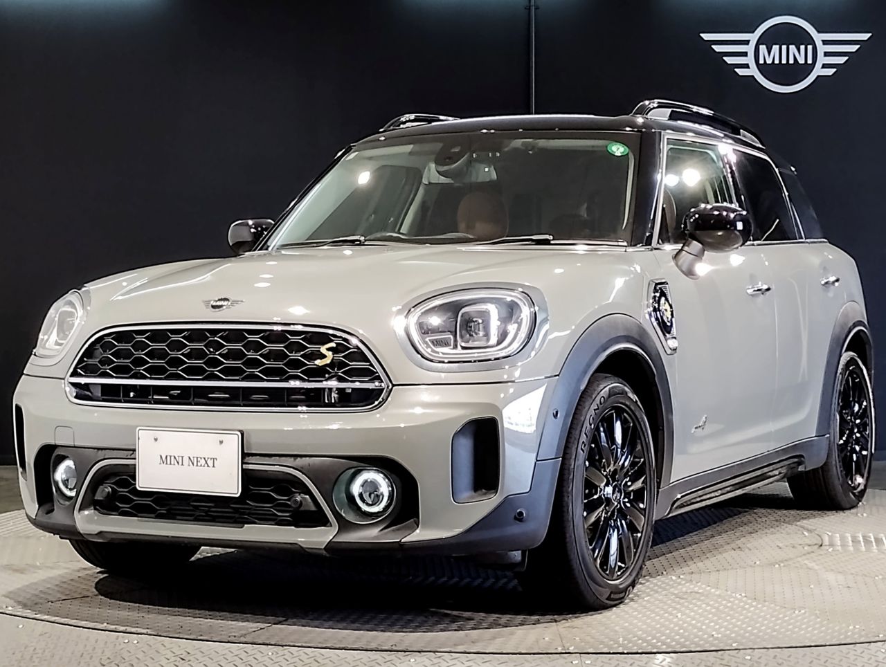 THE NEW MINI COOPER SE CROSSOVER ALL4.