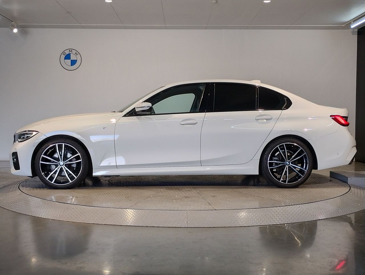 320i Sedan RHD
