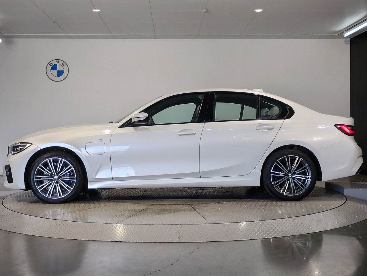 G20 330e Saloon RHD