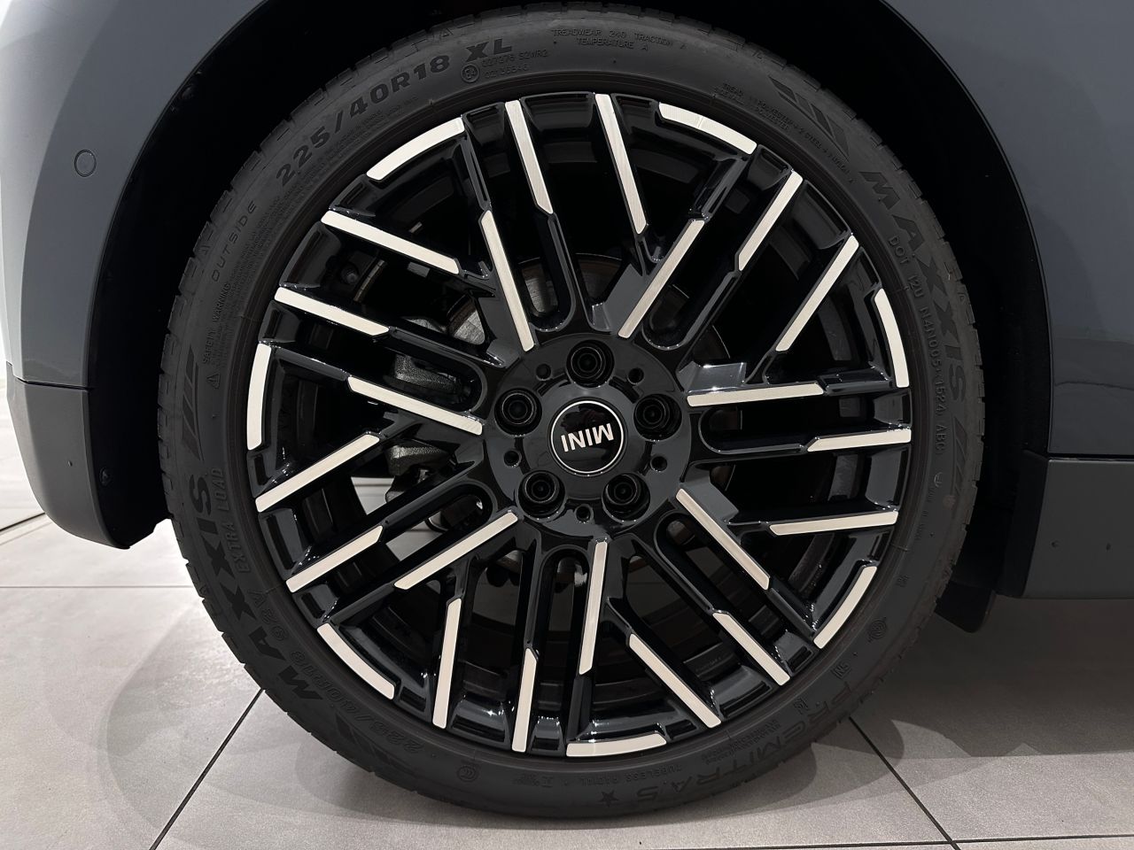 J01 MINI Cooper SE